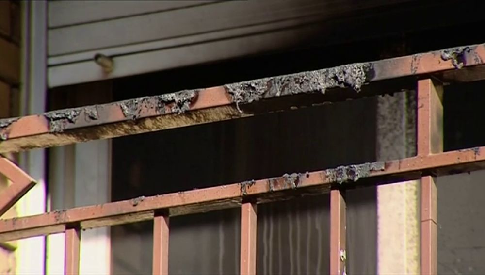Un incendio en Barcelona deja un muerto y varios desalojados.