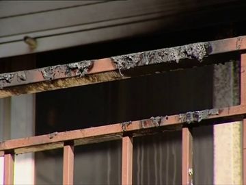 Un incendio en Barcelona deja un muerto y varios desalojados.