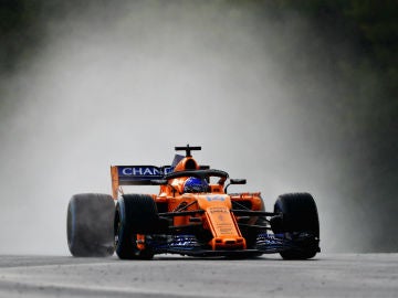 Fernando Alonso, con el MCL33 en la lluvia