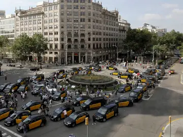 Los taxis cortan la Gran Vía de Barcelona Los taxis cortan la Gran Vía de Barcelona