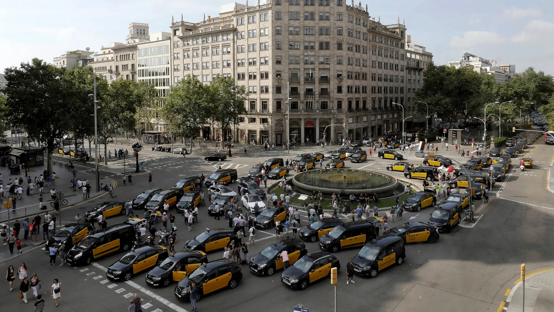 Los taxis cortan la Gran Vía de Barcelona