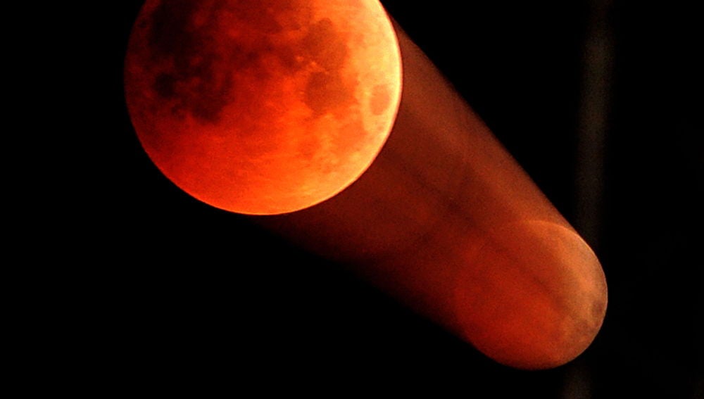 Un efecto creado por el movimiento del eclipse lunar en Jammu, capital de Kashmir, India