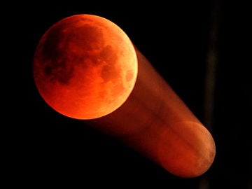Un efecto creado por el movimiento del eclipse lunar en Jammu, capital de Kashmir, India