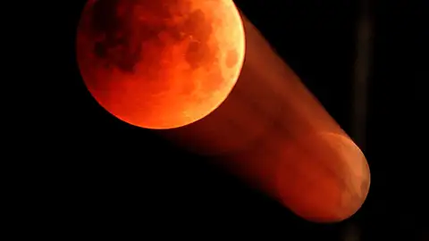 Un efecto creado por el movimiento del eclipse lunar en Jammu, capital de Kashmir, India Un efecto creado por el movimiento del eclipse lunar en Jammu, capital de Kashmir, India