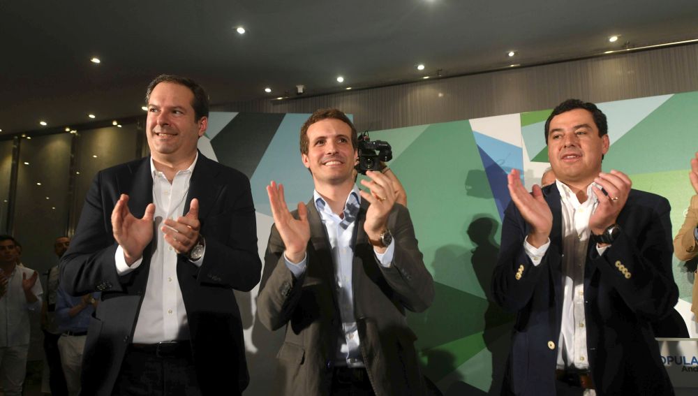 El presidente del Partido Popular, Pablo Casado (c), junto al presidente del PP de Andalucía, Juanma Moreno (d), y Adolfo Molina, presidente del PP de Córdoba (i)