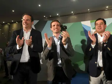 El presidente del Partido Popular, Pablo Casado (c), junto al presidente del PP de Andalucía, Juanma Moreno (d), y Adolfo Molina, presidente del PP de Córdoba (i) El presidente del Partido Popular, Pablo Casado (c), junto al presidente del PP de Andalucía, Juanma Moreno (d), y Adolfo Molina, presidente del PP de Córdoba (i)