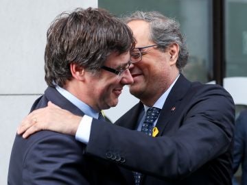 El ex presidente catalán Carles Puigdemont es recibido por el presidente de la Generalitat de Catalunya, Quim Torra, en Bruselas