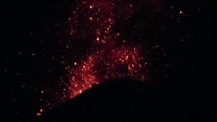 Espectacular v&iacute;deo muestra al volc&aacute;n Anak en erupci&oacute;n