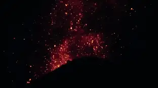 El volcán Anak en erupción Espectacular vídeo muestra al volcán Anak en erupción