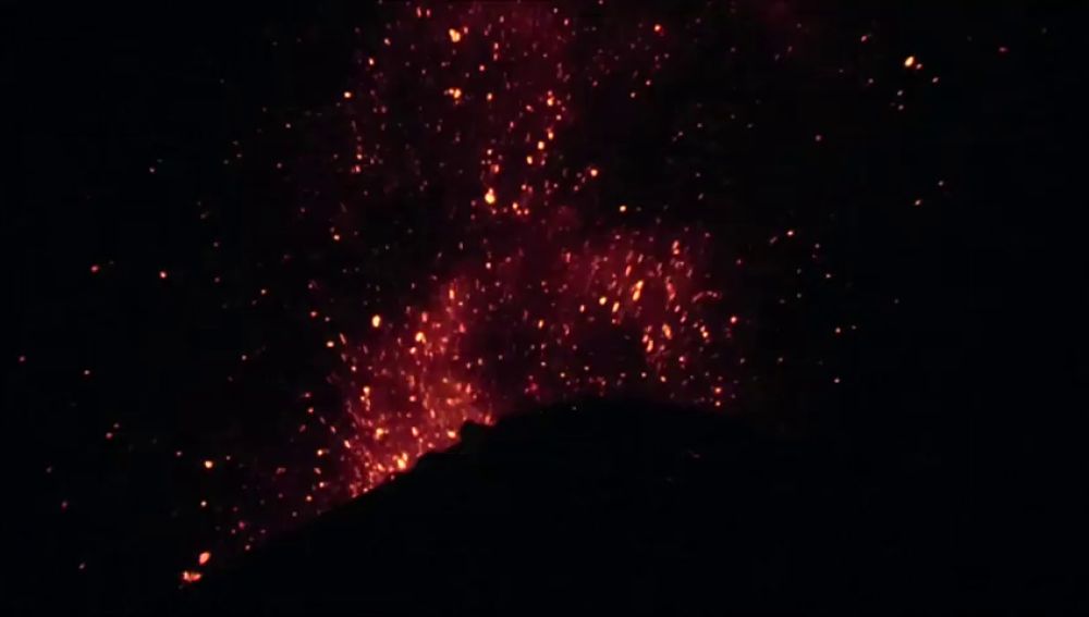 Espectacular vídeo muestra al volcán Anak en erupción