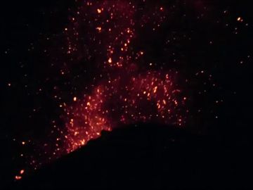 Espectacular vídeo muestra al volcán Anak en erupción