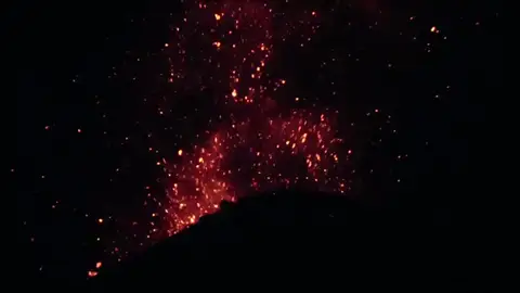 El volcán Anak en erupción Espectacular vídeo muestra al volcán Anak en erupción