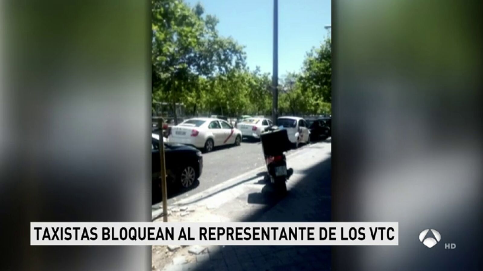 VÍDEO: Un grupo de taxis rodea el coche de un representante de vehículos VTC y le impide salir