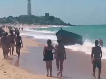 Deshidratados, pidiendo agua y comida: así llegan decenas de migrantes a la playa de Zahora Deshidratados, pidiendo agua y comida: así llegan decenas de migrantes a la playa de Zahora