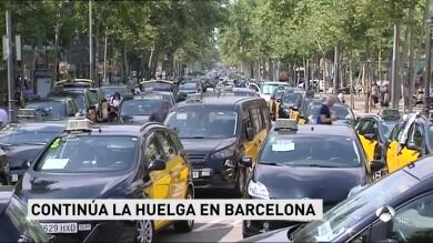 Medio millar de taxis mantienen bloqueada Barcelona mientras la protesta se extiende por España