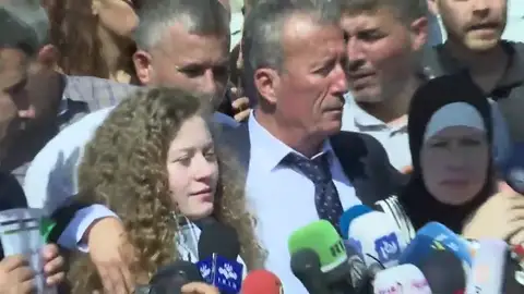 Liberada la adolescente símbolo de la resistencia palestina tras ocho meses encarcelada por golpear a soldados israelíes Liberada la adolescente símbolo de la resistencia palestina tras ocho meses encarcelada por golpear a soldados israelíes