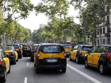 Diversos taxis ocupan la Gran Vía de les Corts Catalanes de Barcelona 