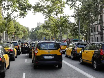 Diversos taxis ocupan la Gran Vía de les Corts Catalanes de Barcelona Diversos taxis ocupan la Gran Vía de les Corts Catalanes de Barcelona