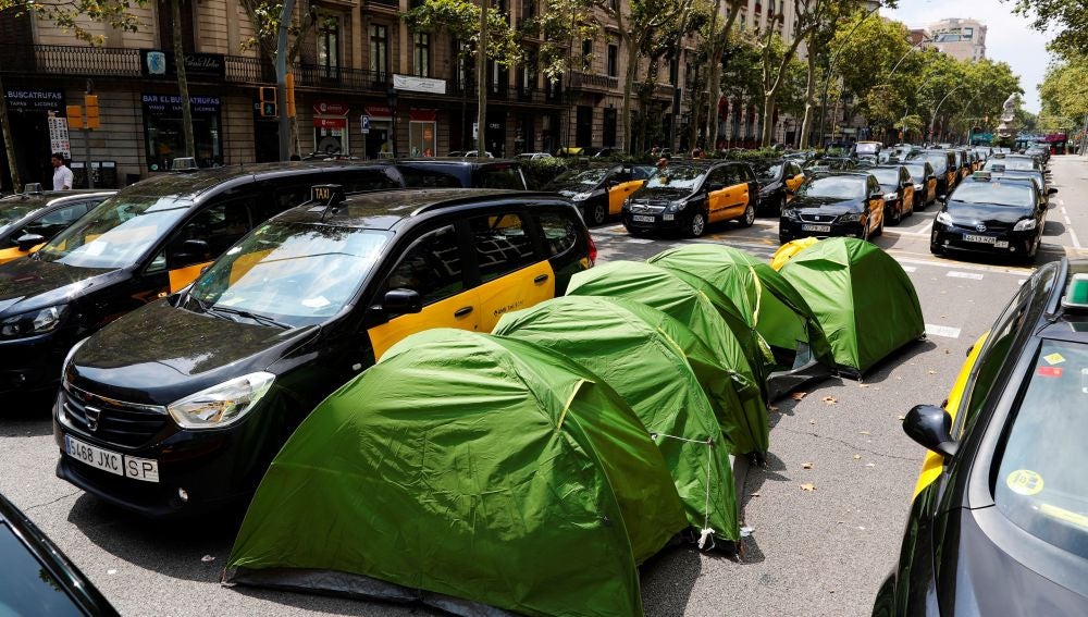 Taxistas en huelga ocupan por tercer día, la Gran Vía de Barcelona