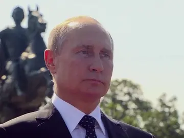 Putin alaba el papel de la Armada rusa durante el desfile naval en San Petersburgo Putin alaba el papel de la Armada rusa durante el desfile naval en San Petersburgo