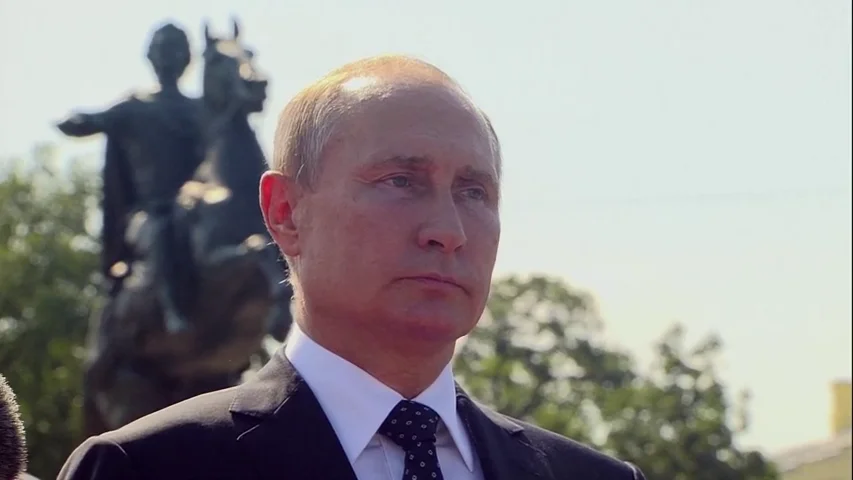 Putin alaba el papel de la Armada rusa durante el desfile naval en San Petersburgo Putin alaba el papel de la Armada rusa durante el desfile naval en San Petersburgo
