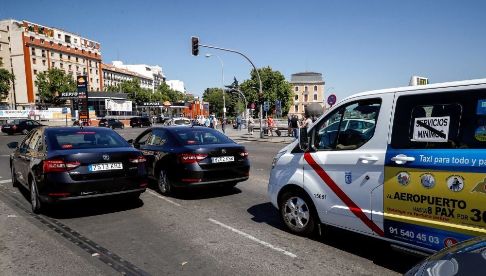 Dos vehículos VTC delante de un Taxi