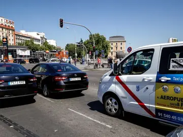 Dos vehículos VTC delante de un Taxi Dos vehículos VTC delante de un Taxi