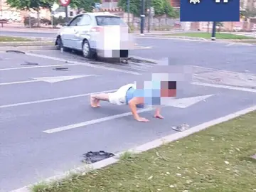 Conductor realiza flexiones para reducir la tasa de alcohol en sangre Conductor realiza flexiones para reducir la tasa de alcohol en sangre