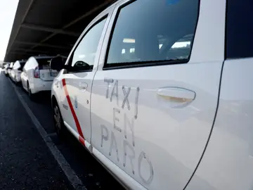 Fila de taxis estacionados en las inmediaciones del aeropuerto Adolfo Suárez Madrid-Barajas Fila de taxis estacionados en las inmediaciones del aeropuerto Adolfo Suárez Madrid-Barajas