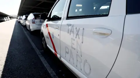Fila de taxis estacionados en las inmediaciones del aeropuerto Adolfo Suárez Madrid-Barajas Fila de taxis estacionados en las inmediaciones del aeropuerto Adolfo Suárez Madrid-Barajas