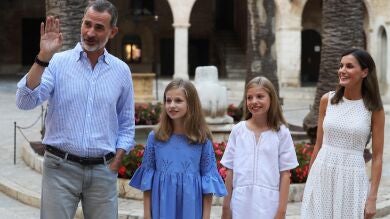 Los Reyes y sus hijas posan ante la prensa en Palma de Mallorca