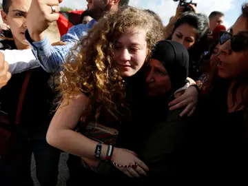 La adolescente palestina Ahed Tamimi es recibida por sus familiares La adolescente palestina Ahed Tamimi es recibida por sus familiares