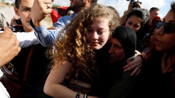 La adolescente palestina Ahed Tamimi es recibida por sus familiares