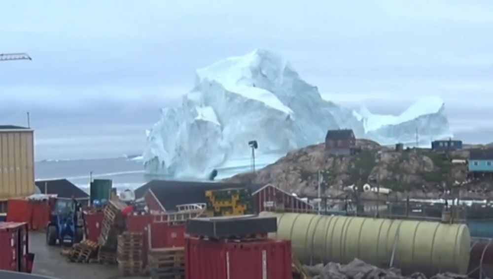 Un iceberg de 100 metros amenaza una pequeña isla de Groenlandia 