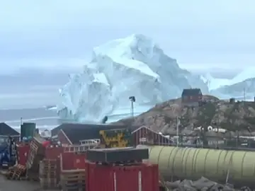 Un iceberg de 100 metros amenaza una pequeña isla de Groenlandia Un iceberg de 100 metros amenaza una pequeña isla de Groenlandia
