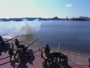 Putin alaba el papel de la Armada rusa durante el desfile naval en San Petersburgo Putin alaba el papel de la Armada rusa durante el desfile naval en San Petersburgo