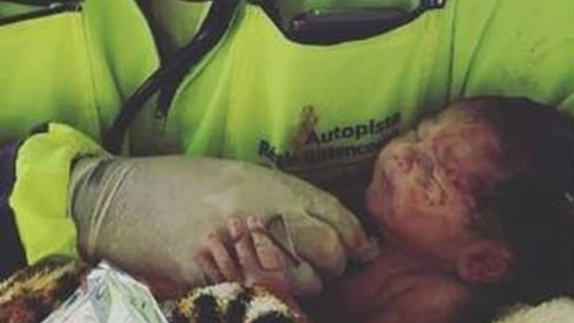 Un paramédico con la bebé Un paramédico con la bebé
