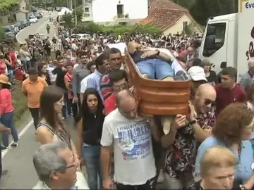 Varios ataúdes con personas vivas en su interior desfilan por las calles de Santa Marta de Ribarteme, en Pontevedra Varios ataúdes con personas vivas en su interior desfilan por las calles de Santa Marta de Ribarteme, en Pontevedra