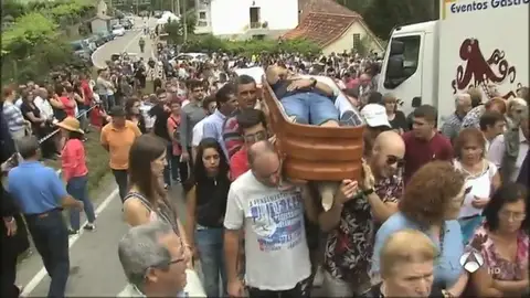 Varios ataúdes con personas vivas en su interior desfilan por las calles de Santa Marta de Ribarteme, en Pontevedra Varios ataúdes con personas vivas en su interior desfilan por las calles de Santa Marta de Ribarteme, en Pontevedra