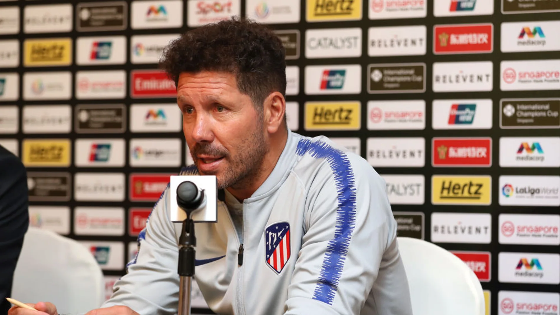 Deportes Antena 3 (29-07-18) Simeone aclara la polémica del mensaje filtrado en el Mundial: "Si tengo que elegir a Messi o Cristiano, me quedo con Messi" Deportes Antena 3 (29-07-18) Simeone aclara la polémica del mensaje filtrado en el Mundial: "Si tengo que elegir a Messi o Cristiano, me quedo con Messi"