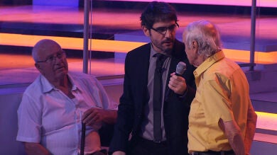 José encuentra en el público a un hombre que viene de Casillas de Flores, su pueblo natal