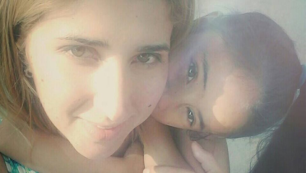 Verónica junto a su hija