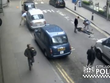 Un taxista deja a un hombre inconsciente en mitad de la calle
