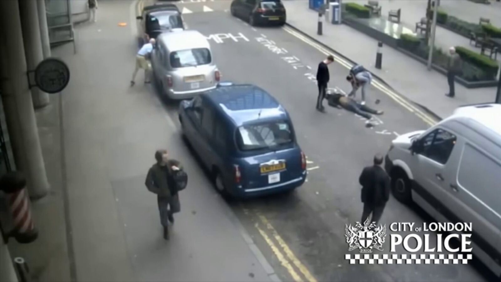 Un taxista deja a un hombre inconsciente en mitad de la calle