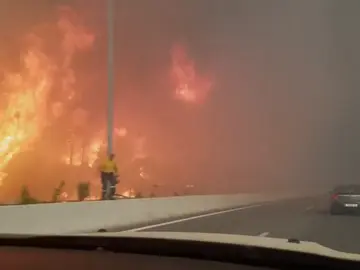 Una superviviente de los incendios de Grecia muestra el desesperante momento en el que se refugia en el mar para huir de las llamas Una superviviente de los incendios de Grecia muestra el desesperante momento en el que se refugia en el mar para huir de las llamas