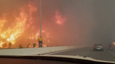 Una superviviente de los incendios de Grecia muestra el desesperante momento en el que se refugia en el mar para huir de las llamas