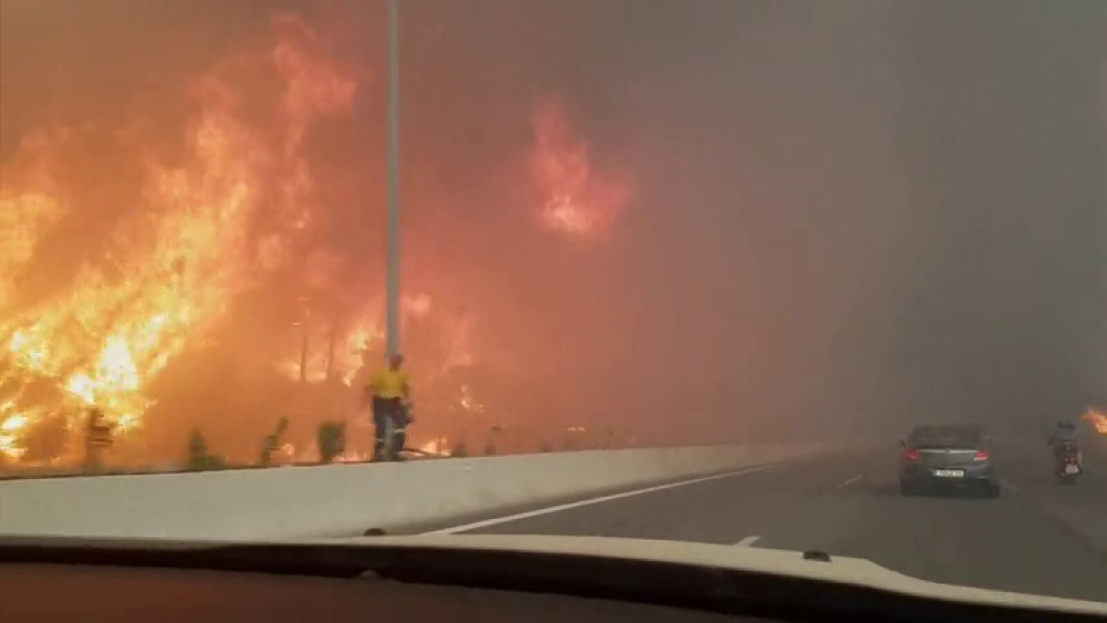 Una superviviente de los incendios de Grecia muestra el desesperante momento en el que se refugia en el mar para huir de las llamas