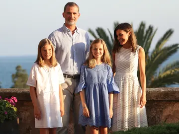 Los Reyes de España junto a sus hijas en su tradicional posado veraniego Los Reyes de España junto a sus hijas en su tradicional posado veraniego