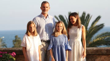 Los Reyes de España junto a sus hijas en su tradicional posado veraniego Los Reyes de España junto a sus hijas en su tradicional posado veraniego