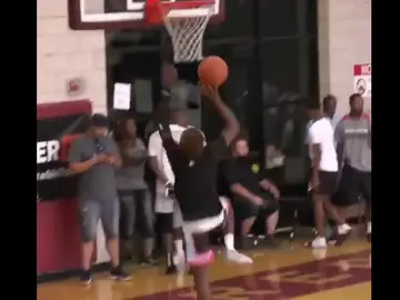El hijo de LeBron James machaca el aro El hijo de LeBron James machaca el aro